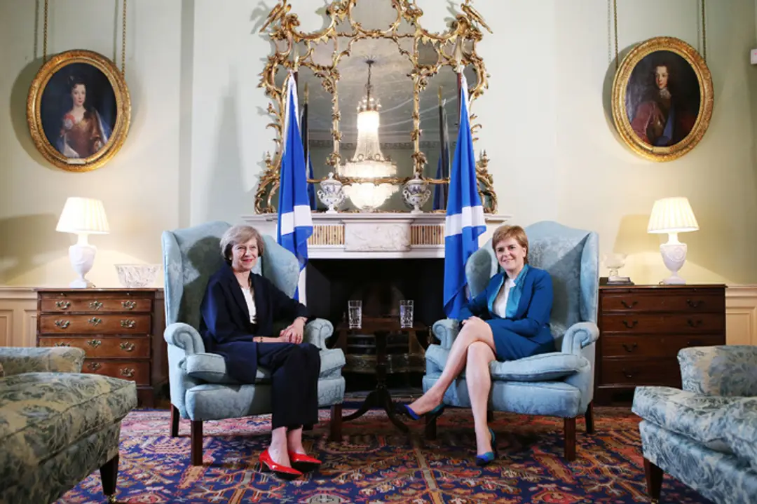 Premiérky Veľkej Británie a Škótska - Theresa Mayova a Nicola Sturgeonová.