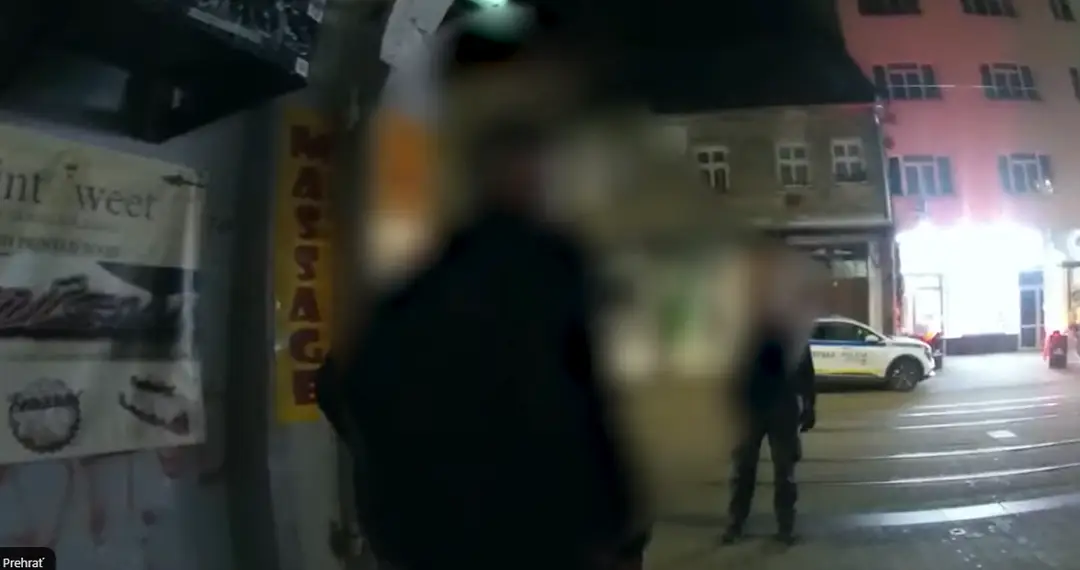 Žena okradla zraneného muža. 