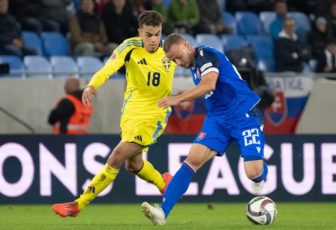 Na snímke vpravo Stanislav Lobotka (Slovensko) a Yasin Ayari (Švédsko) počas zápasu C-divízie Ligy národov