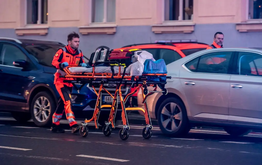 Záchranár preváža zraneného po streľbe v Prahe.