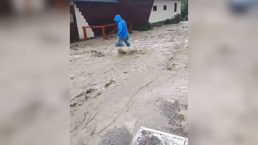 Zaplavená ulica v Leštinách 