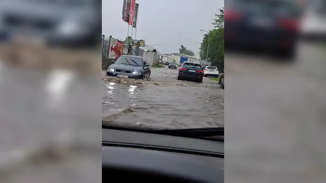Cesty v Kežmarku sú pre povodne pod vodou. 