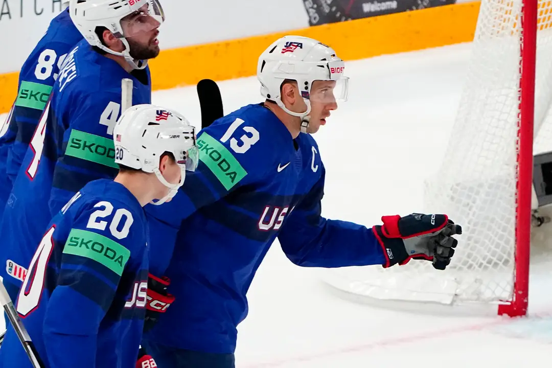 Americký hokejista Nick Bonino (uprostred) sa teší z gólu.