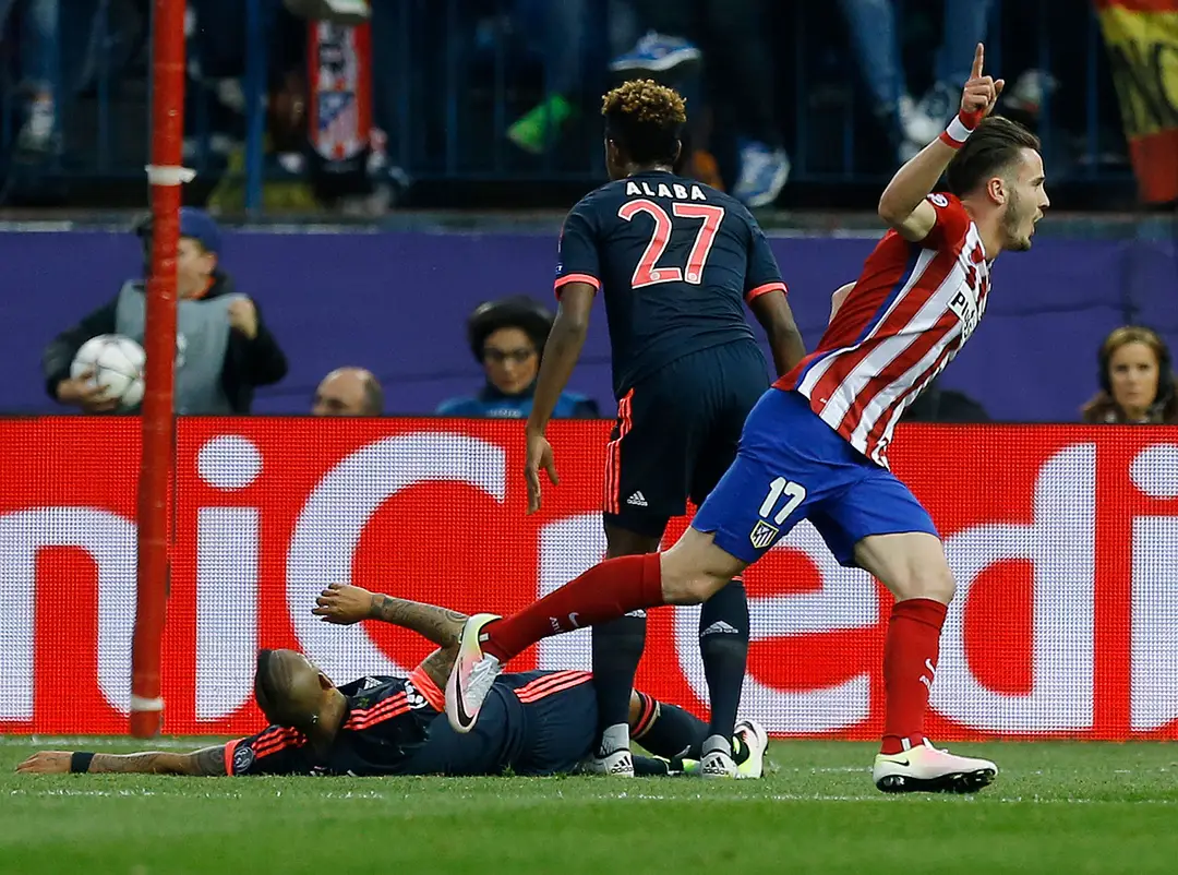 Na snímke vpravo hráč Atletica Saúl Níguez oslavuje svoj úvodný gól