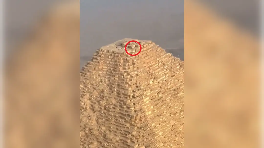Paraglajdista si všimol na vrchole pyramídy niečo nečakané.