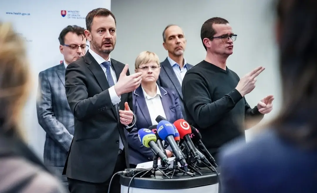 Dočasne poverený premiér Eduard Heger OĽaNO oznamuje výsledky rokovaní s ministrom zdravotníctva a ambulantným sektorom (cropped)