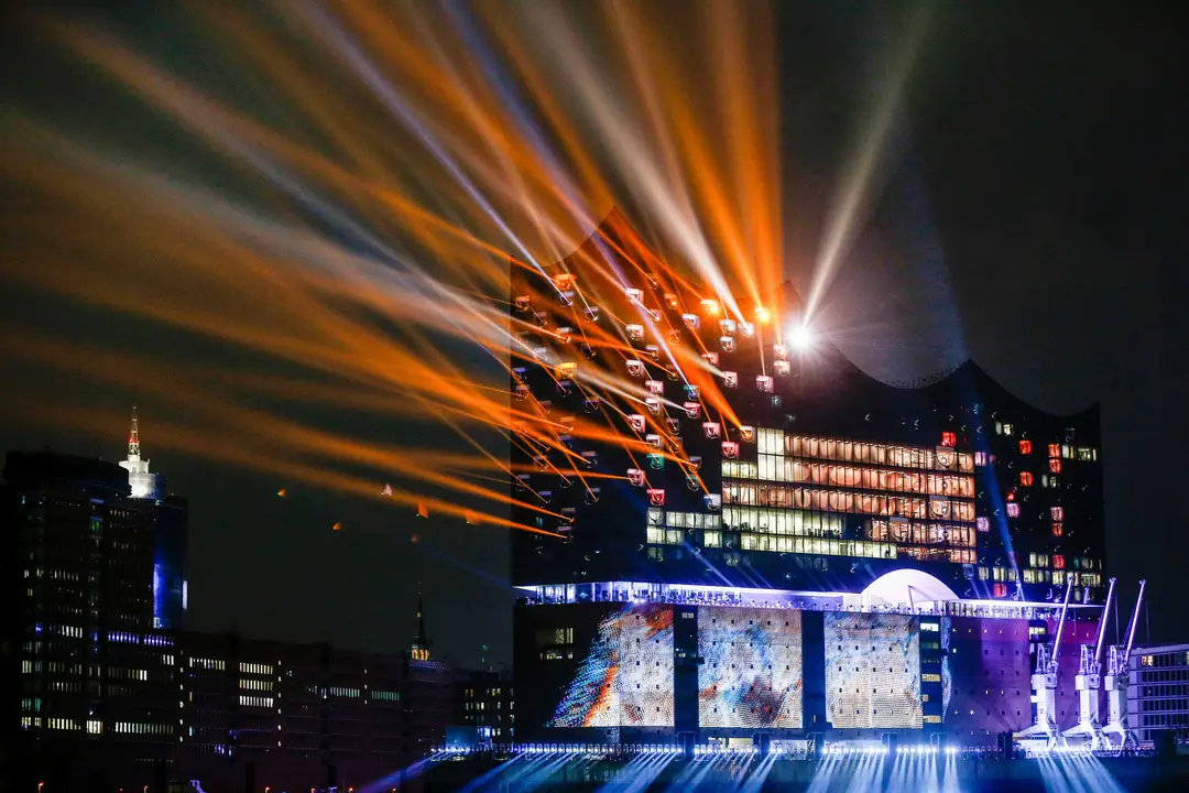 Na snímke svetelná šou po slávnostnom otvorení novej budovy hamburskej filharmónie Elbphilharmonie v prístave v Hamburgu.