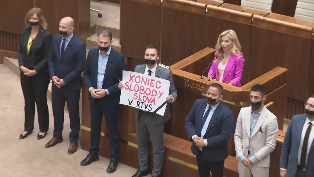 Opoziční poslanci pred ministerkou Šimkovičovou.