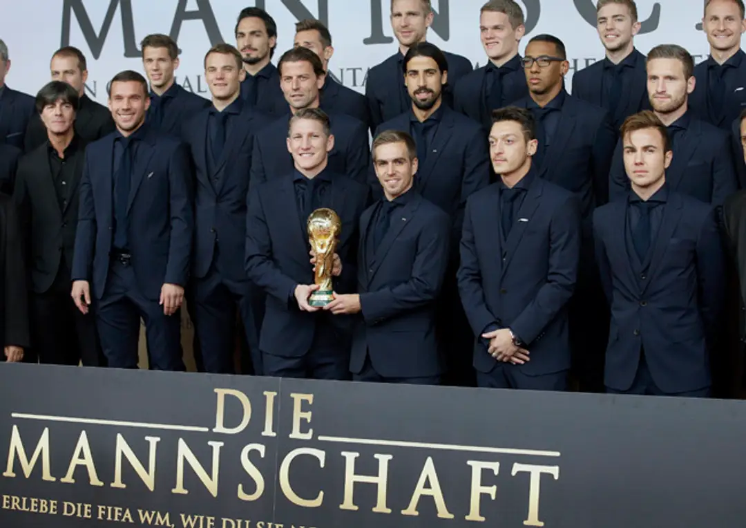 Hráči Nemecka pózujú s trofejou z MS počas príchodu na premiéru filmu Die Mannschaft.