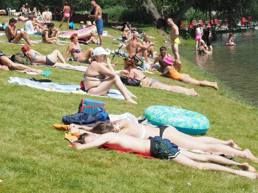Na snímke ľudia sa opaľujú na jazere Veľký Draždiak v Petržalke v Bratislave.