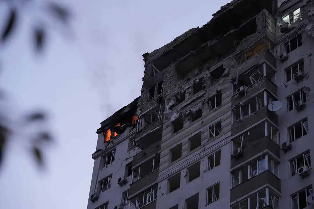 Plamene zachvátili budovu v Kyjeve po ruskom útoku.
