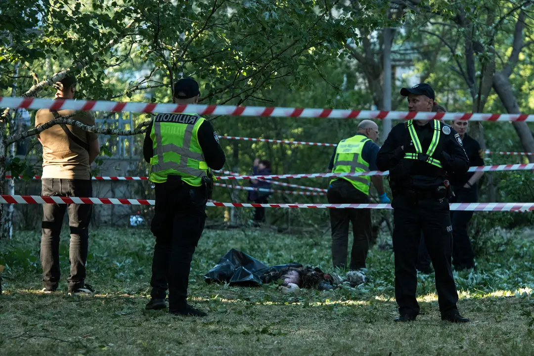 Na snímke zakryté mŕtve telo po útoku Rusov v Kyjeve.