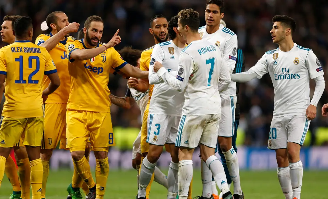 Cristiano Ronaldo sa háda s Gonzalom Higuainom.