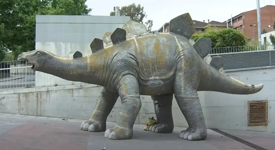 Vo figuríne dinosaura našli mŕtveho muža..jpg