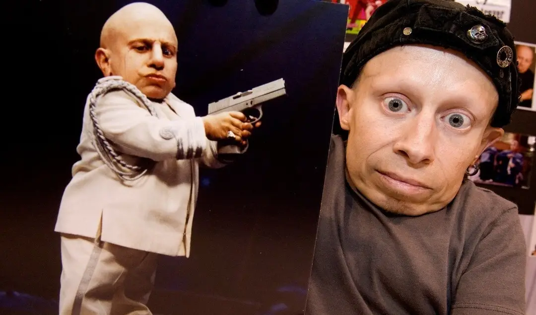 Zomrel Verne Troyer.