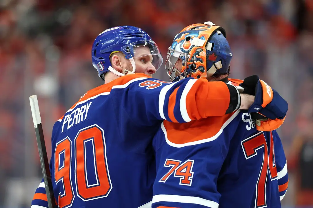 Hráči Edmontonu Corey Perry a Stuart Skinner