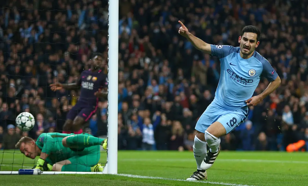 Ilkay Gundogan oslavuje gól proti Barcelone.