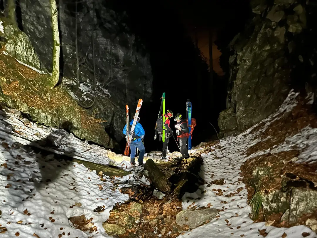 Traja lyžiari uviazli.