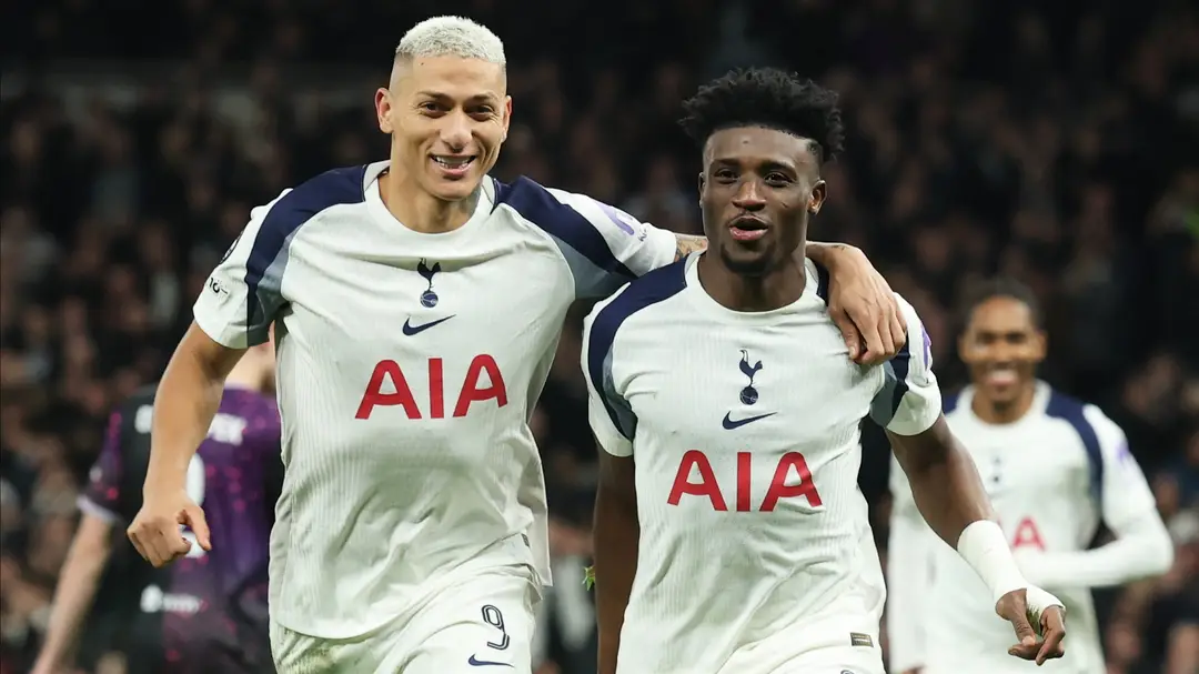 Gólová radosť hráčov Tottenhamu. (cropped)