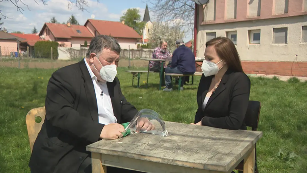 Profesor Vladimír Krčméry s moderátorkou Adrianou Polákovou.