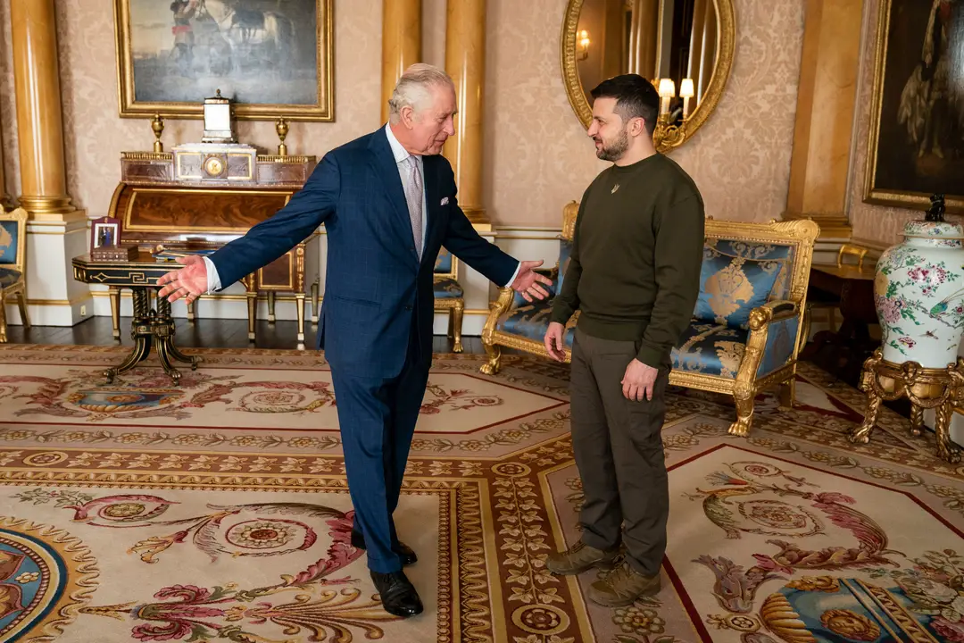 Britský kráľ Karol III. a ukrajinský prezident Volodymyr Zelenskyj počas audiencie v Londýne.