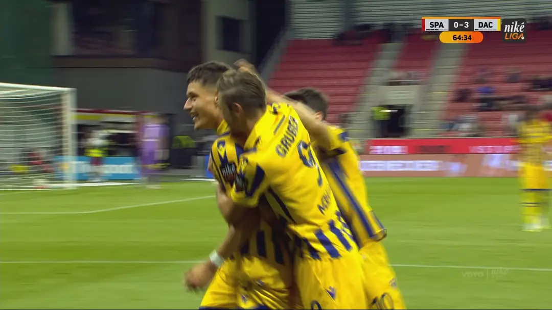 Radosť futbalistov Dunajskej Stredy po strelení gólu.