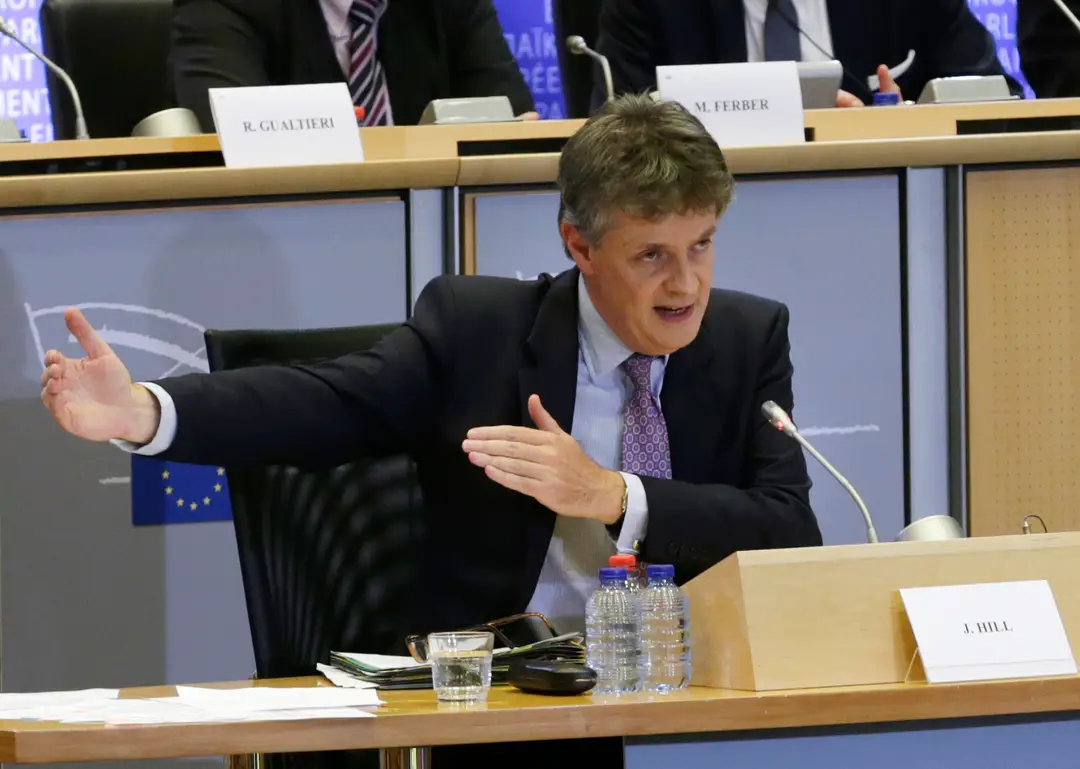 Britský eurokomisár Jonathan Hill počas vypočúvania.