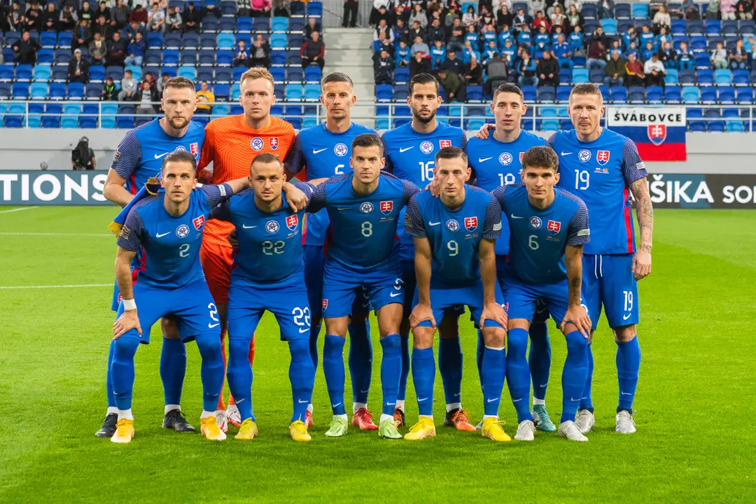 Na snímke základná jedenástka slovenskej futbalovej reprezentácie pózuje pred úvodným výkopom zápasu 6. kola C-divízie Ligy národov Slovensko - Bielorusko.