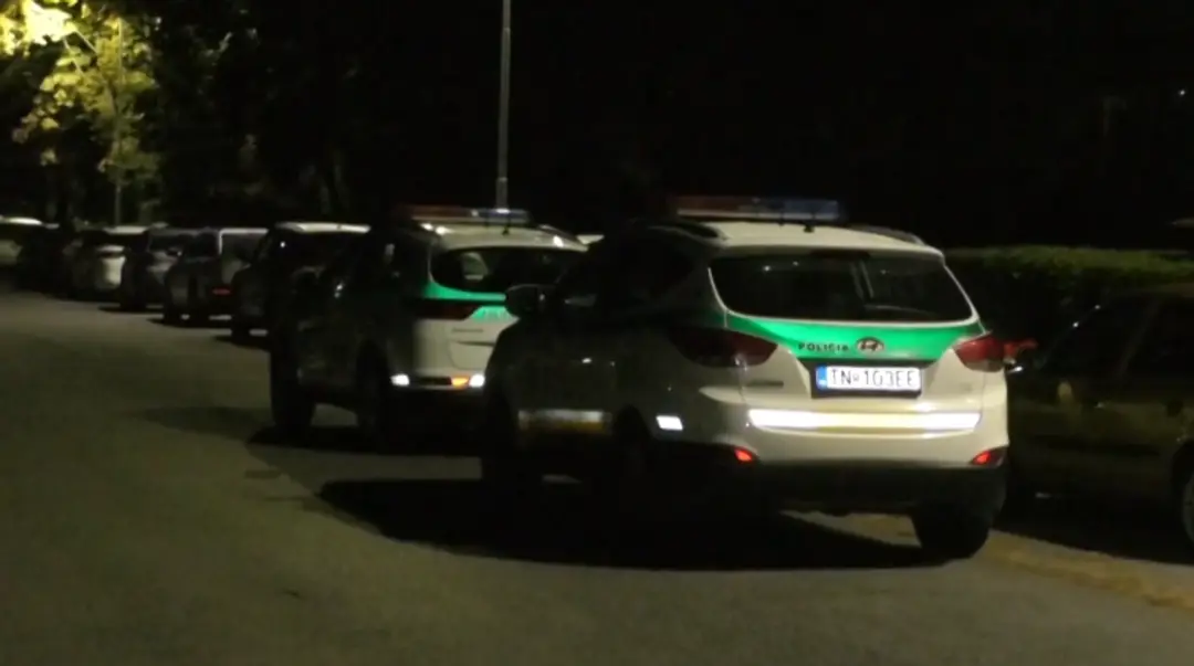Policajné autá pred panelákom v Prievidzi, kde našli mŕveho muža.