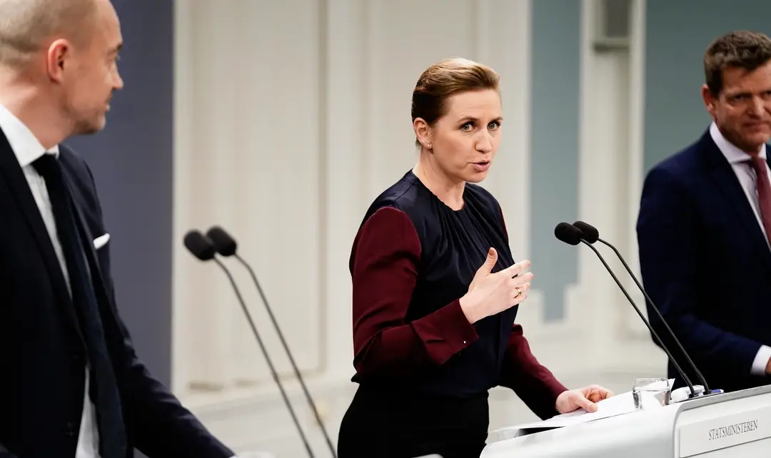 Dánska premiérka Mette Frederiksenová (uprostred) počas tlačovej konferencie ohľadne pandemickej situácie.