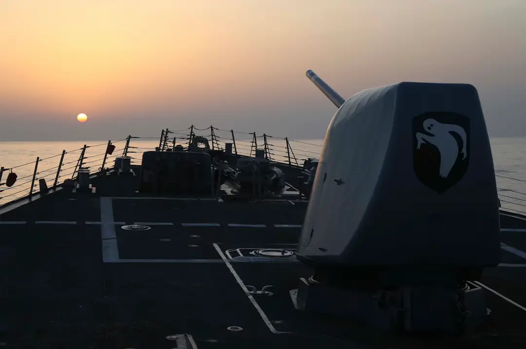 Na snímke amerických námorných síl torpédovec s riadenými strelami USS Milius, ktorý preplával cez Taiwanský prieliv.