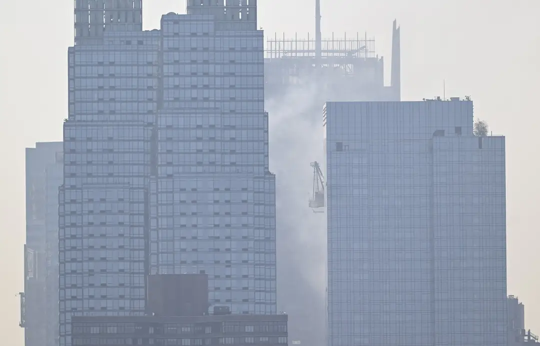 V New Yorku sa zrútila časť obrovského žeriava.
