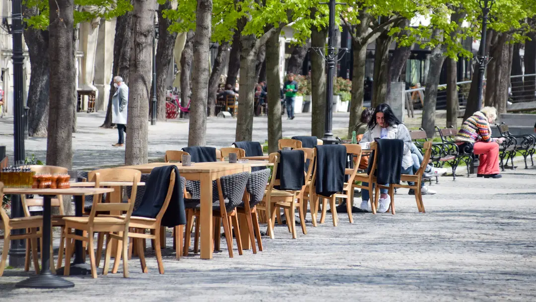 Prázdna terasa v centre mesta.