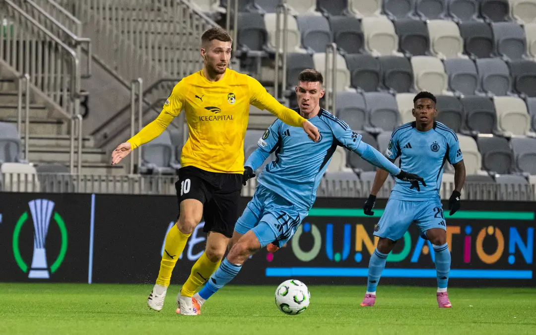 Na snímke zľava Dani Arifi (KuPS) a Danylo Ignatenko a Cesar Blackman (obidvaja Slovan).