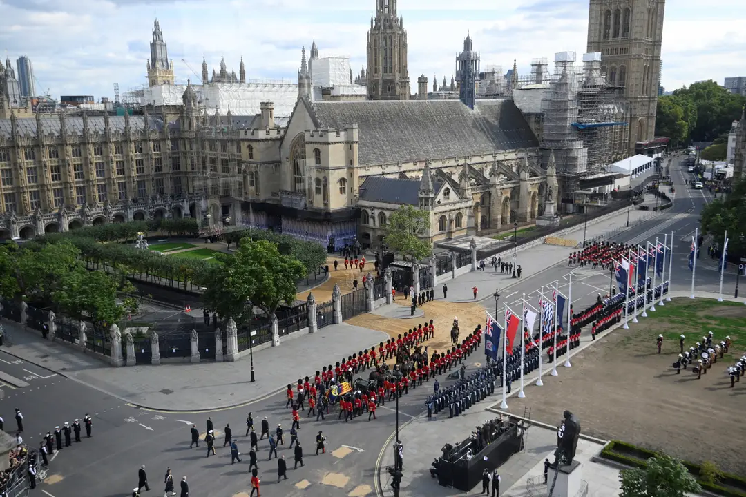 Sprievod s rakvou zosnulej britskej kráľovnej Alžbety II. prichádza do Westminsterského paláca v Londýne