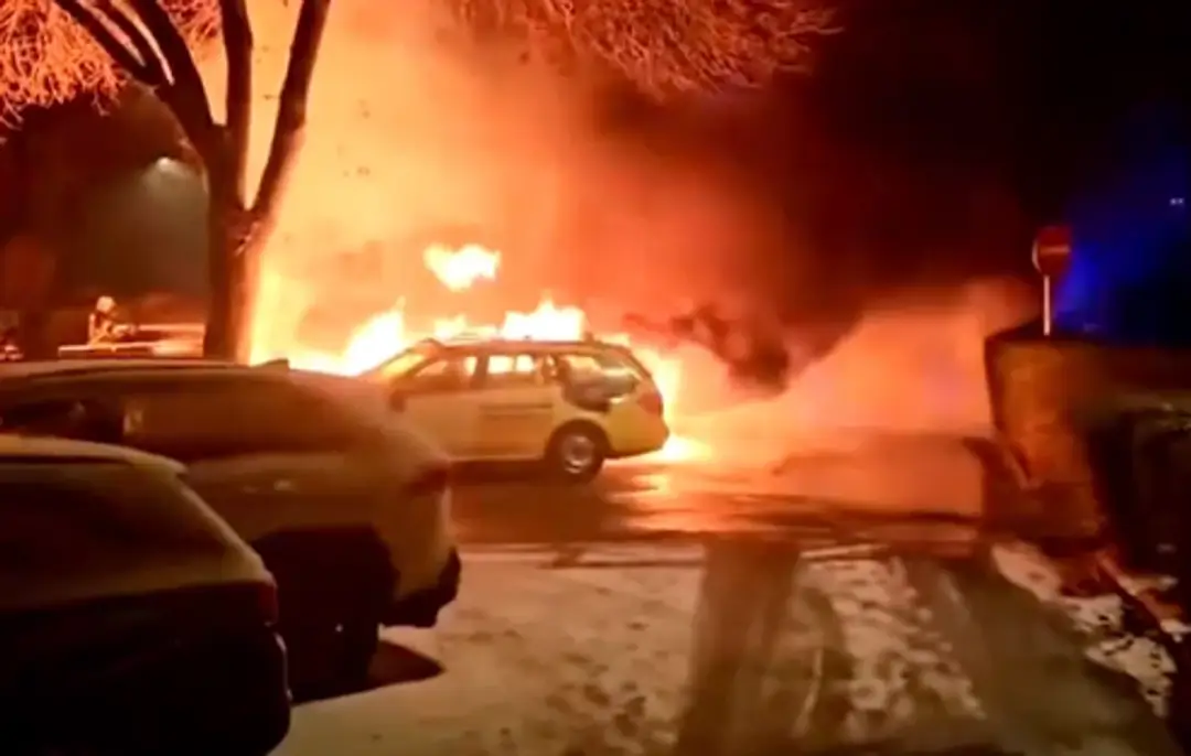 Na snímke horiace auto v bratislavskom Ružinove.