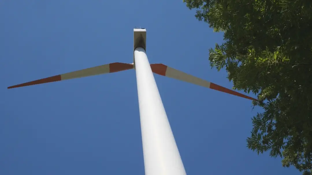 Z rotoru vo veternej elektrárni sa odtrhol jeden list.