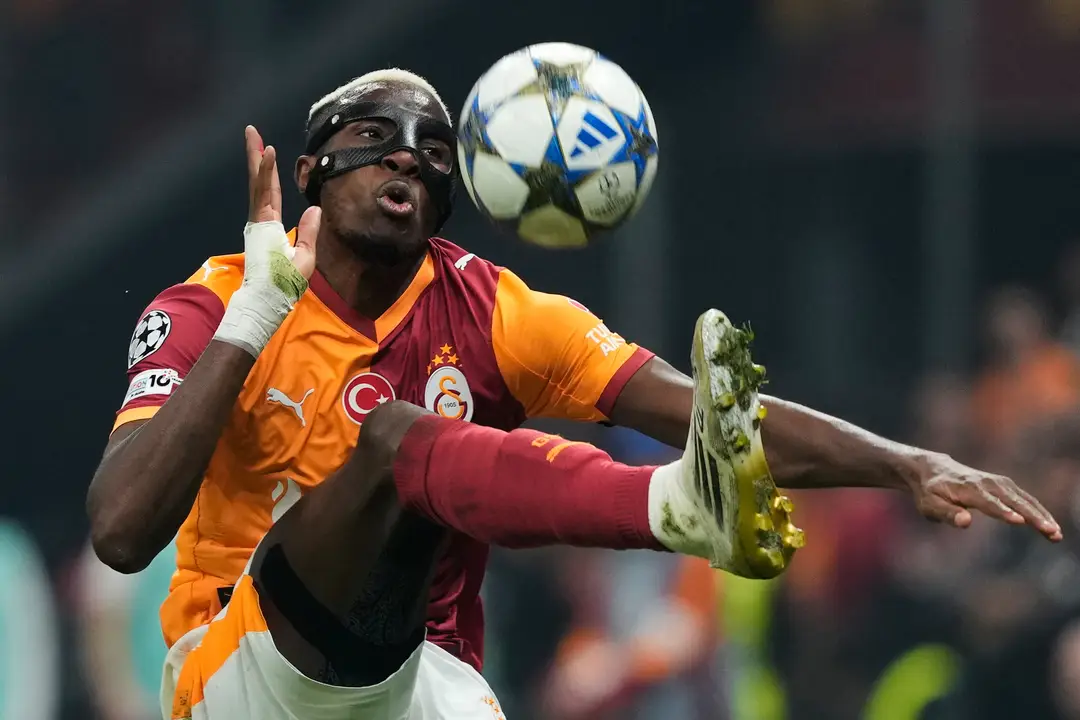 Hráč Victor Osimhen  z Galatasaray Istanbul kontroluje loptu.