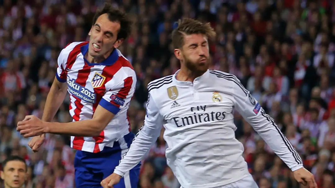 Na archívnej snímke hráč Atletica Diego Godin (vľavo) a hráč Realu Sergio Ramos.