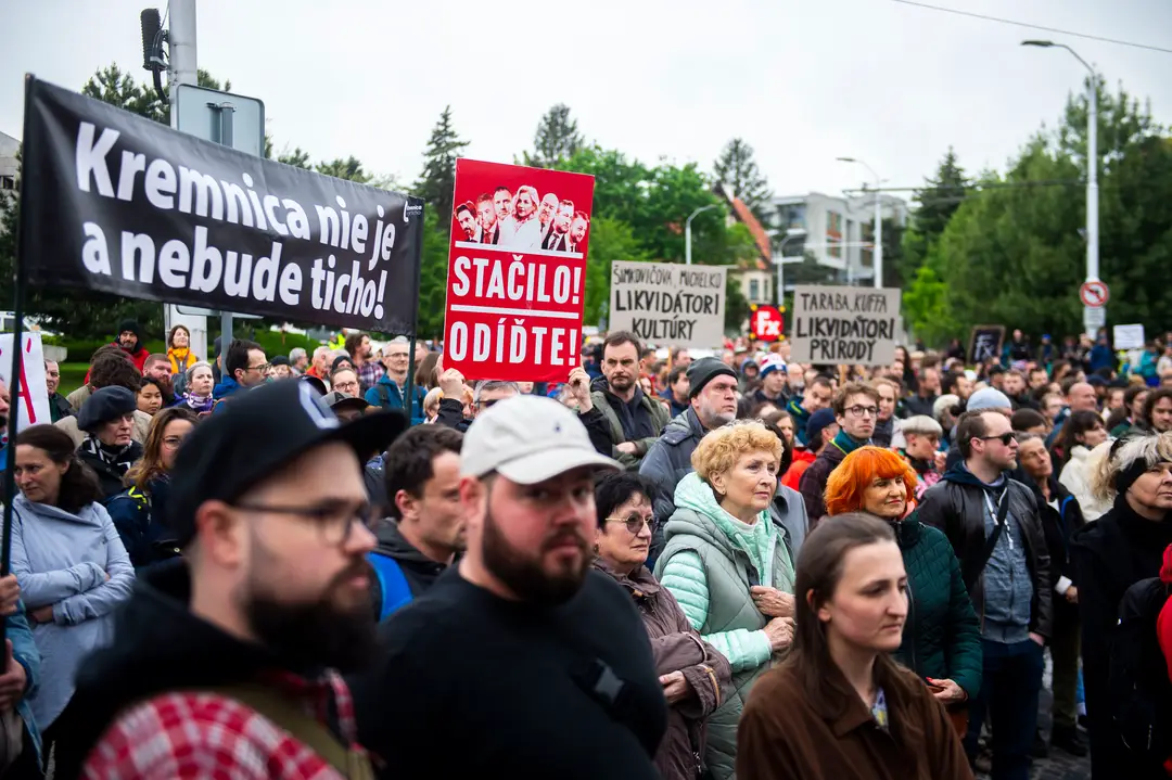 Protest pred budovou parlamentu