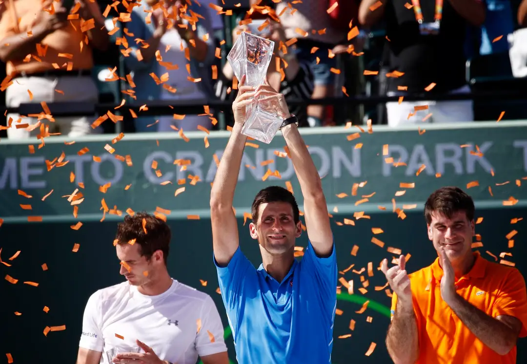 Srbský tenista Novak Djokovič (uprostred) sa teší po zisku titulu na prestížnom turnaji série ATP World Tour Masters 1000 v Miam