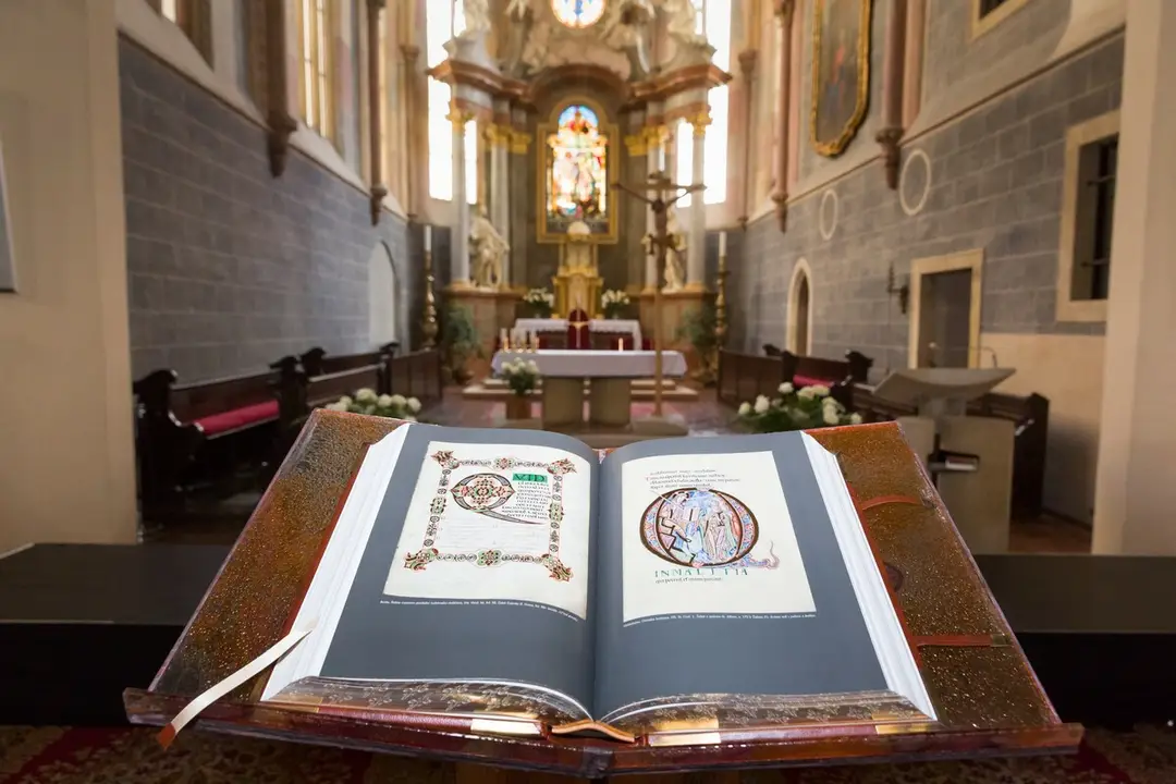 Otvorená Biblia.