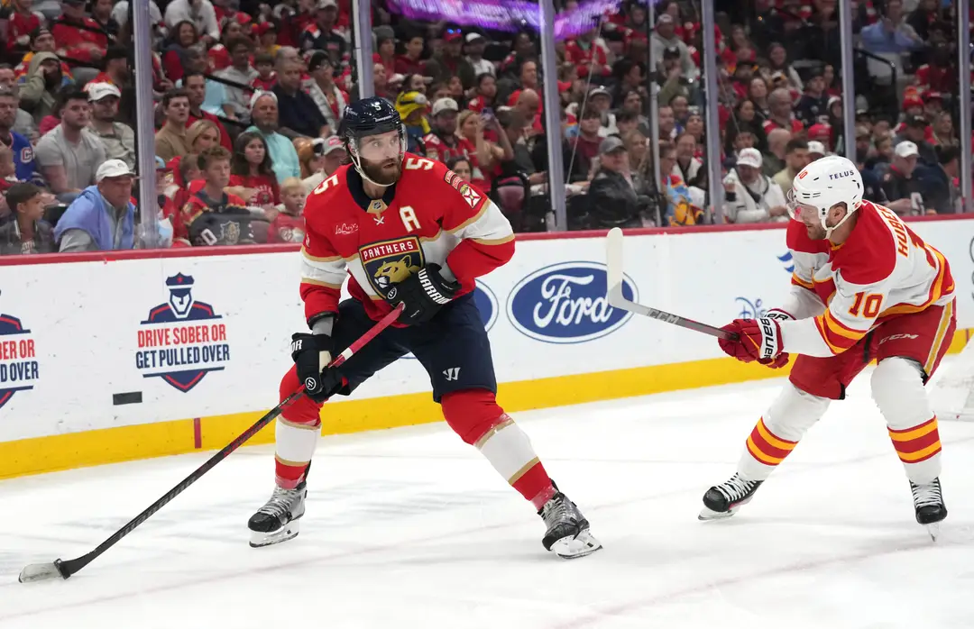 Na snímke hráč Floridy Aaron Ekblad, ktorý spoznal trest za doping.