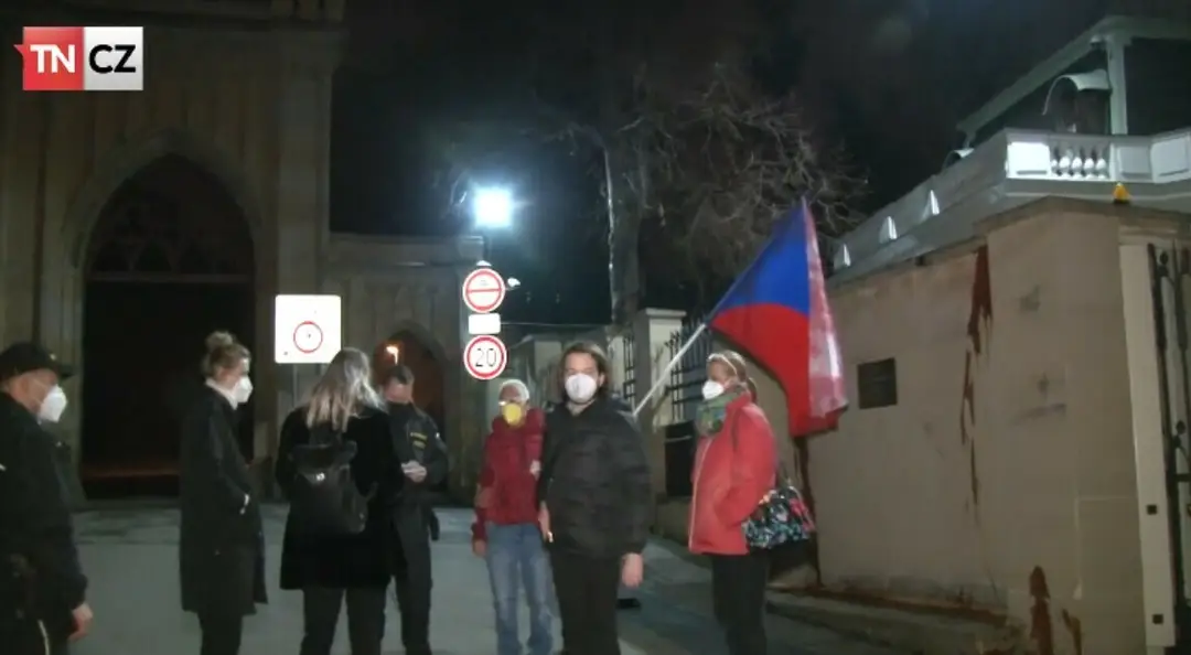 Ruskú ambasádu poliali kečupom