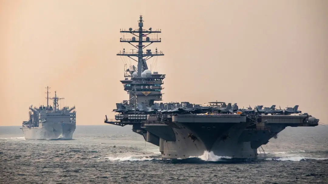 Americká lietadlová loď USS Dwight D. Eisenhower počas plavby neďaleko Hormúzskeho prielivu.