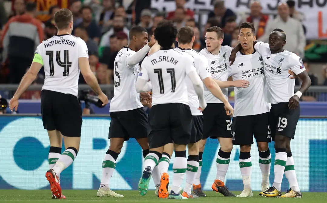 Hráči Liverpoolu sa tešia z gólu na pôde AS Rím v odvete semifinále Ligy majstrov.