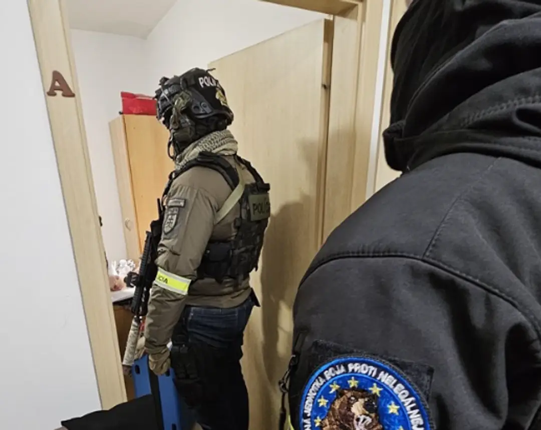 Na snímke policajti z Úradu hraničnej a cudzineckej polície.