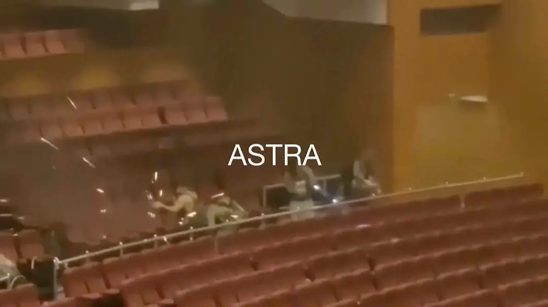 Na videosnímke streľba v koncertnej sále Crocus City Hall.