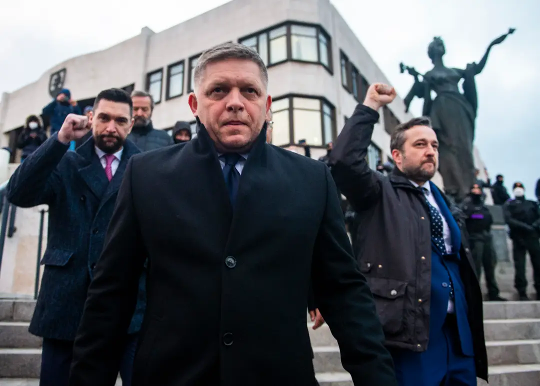 Richard Takáč, Robert Fico a Ľuboš Blaha (všetci Smer-SD) počas protestného zhromaždenia  proti obrannej dohode s USA. 