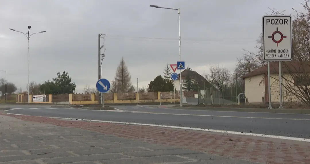 Dopravná značka na kruhovom objazde.